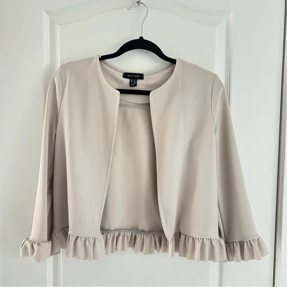 Beige Ruffle Blazer Jacket / Size 2 US - Picture 1 of 6